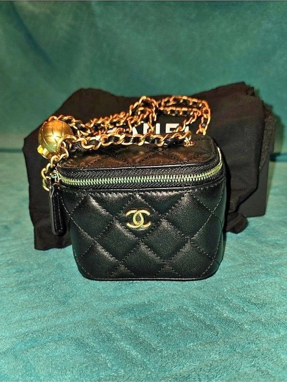 BRAND NEW! Chanel CC Bubble Vanity Case with Chain Mini Bag in Black & Gold